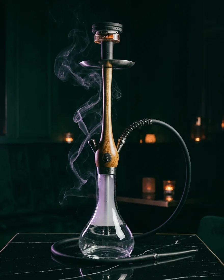La chicha Wookah en bois et sa chauffe Quasar, sur une table en marbre noir du lounge du Safe Lounge